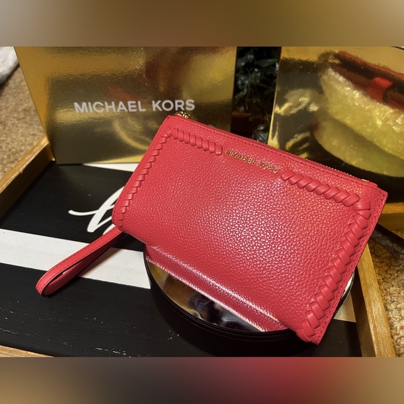 Michael Kors Coral Wristlet with Gold Accents NWOT no call outs never used - Picture 1 of 11